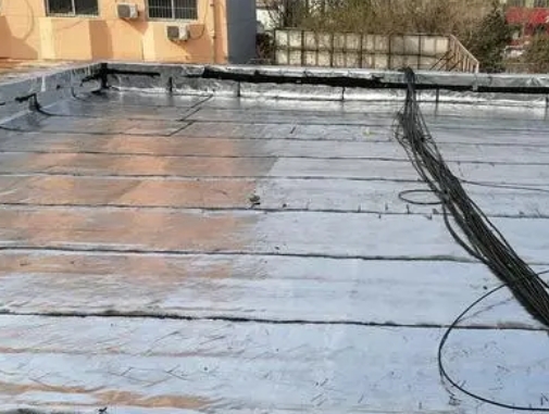 黄平卫生间漏水维修公司分享下黄平屋面楼顶防水刚性防水层施工要点。